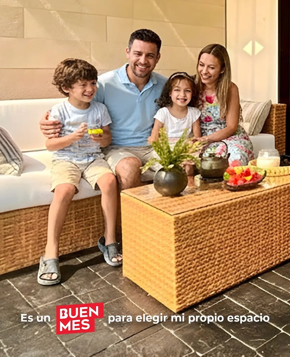 Es un buen mes para elegir mi propio espacio - Familia disfruta de su nueva casa, en el descanso donde disfrutan una tarde.