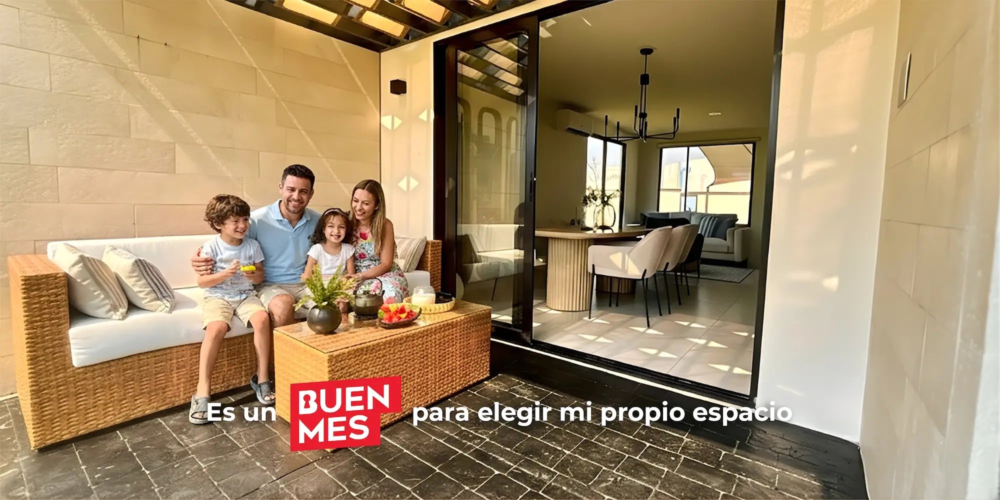Es un Buen Mes para elegir mi propio espacio - Familia disfruta de su nueva casa, en el descanso donde disfrutan una tarde.